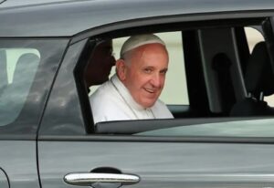 L'angelo custode del Papa: fuggiva con l'autista, abbassava il finestrino e salutava ai semafori