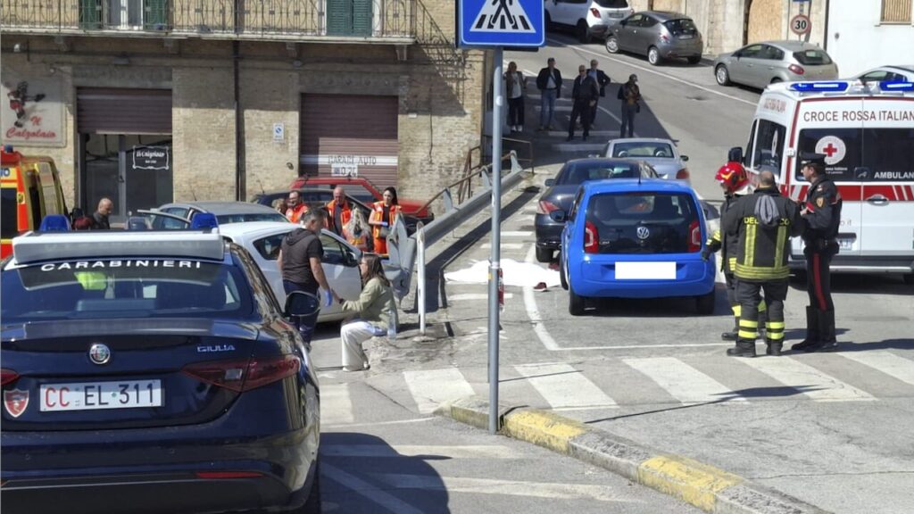 Lanciano, auto piomba sui manifestanti del 25 aprile: un morto e diversi feriti
