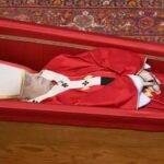 A San Pietro il rito della chiusura della bara del Papa