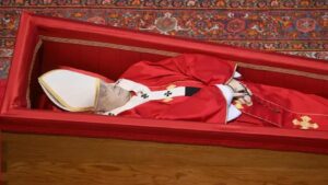 A San Pietro il rito della chiusura della bara del Papa