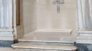 Centinaia i fedeli in visita alla tomba di Francesco