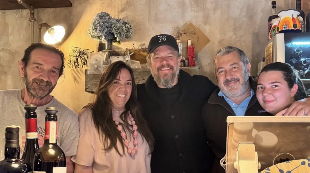Matt Damon al ristorante a Lipari, in una pausa del film &ldquo;The Odyssey&rdquo; di Nolan