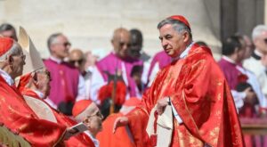Becciu: «Obbedisco a Francesco, non entro nel Conclave per il bene della Chiesa»