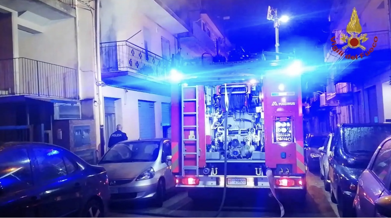 Modica, donna lancia oggetti dal balcone e poi si barrica in casa