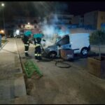 Vittoria, in fiamme un furgoncino in via Guido Rossa