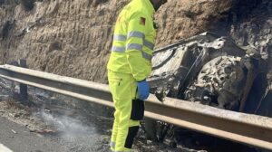 Incidente mortale a Playa Grande, muore carbonizzato un 24enne, ferita una ragazza