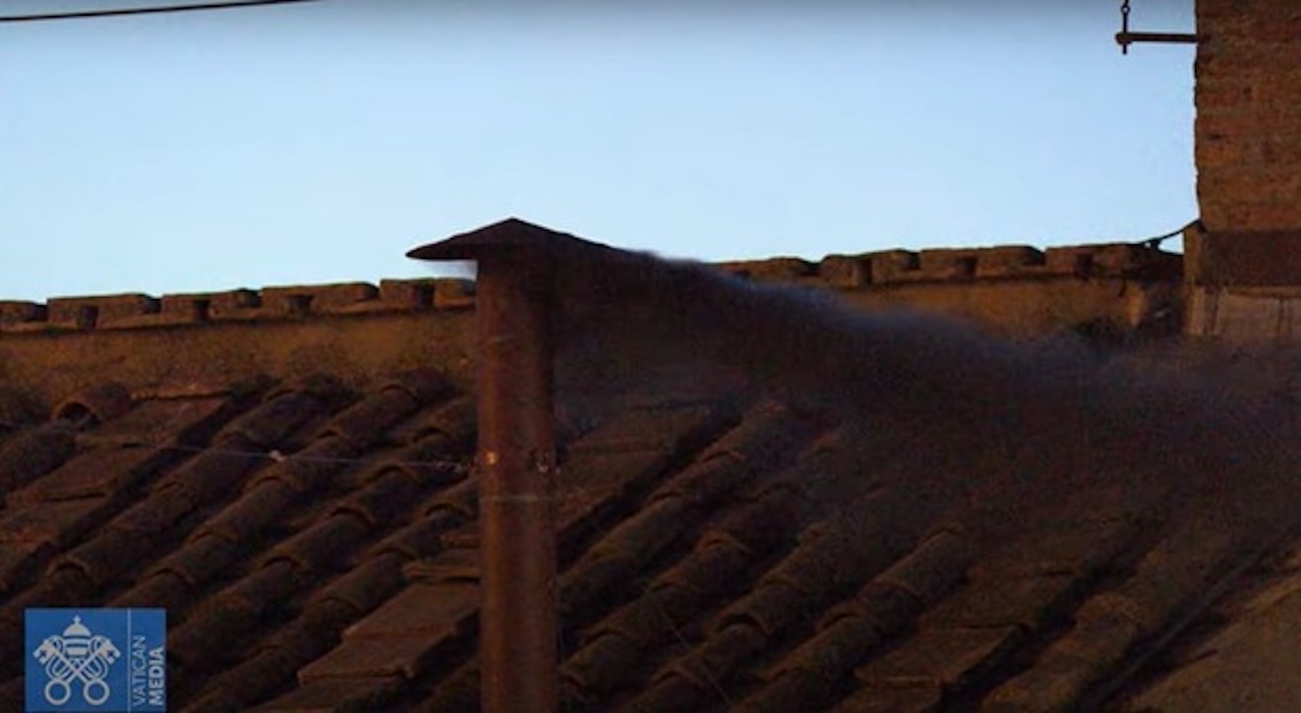 Fumata nera alle 21 in punto dopo tre ore di Conclave