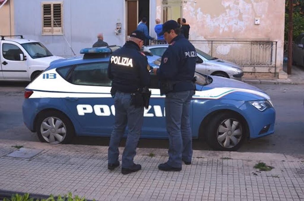 Polizia sgombera appartamento occupato abusivamente da 5 stranieri tunisini