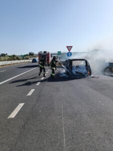Va a fuoco un'auto sulla Modica-Siracusa, all'altezza dello svincolo per Ispica