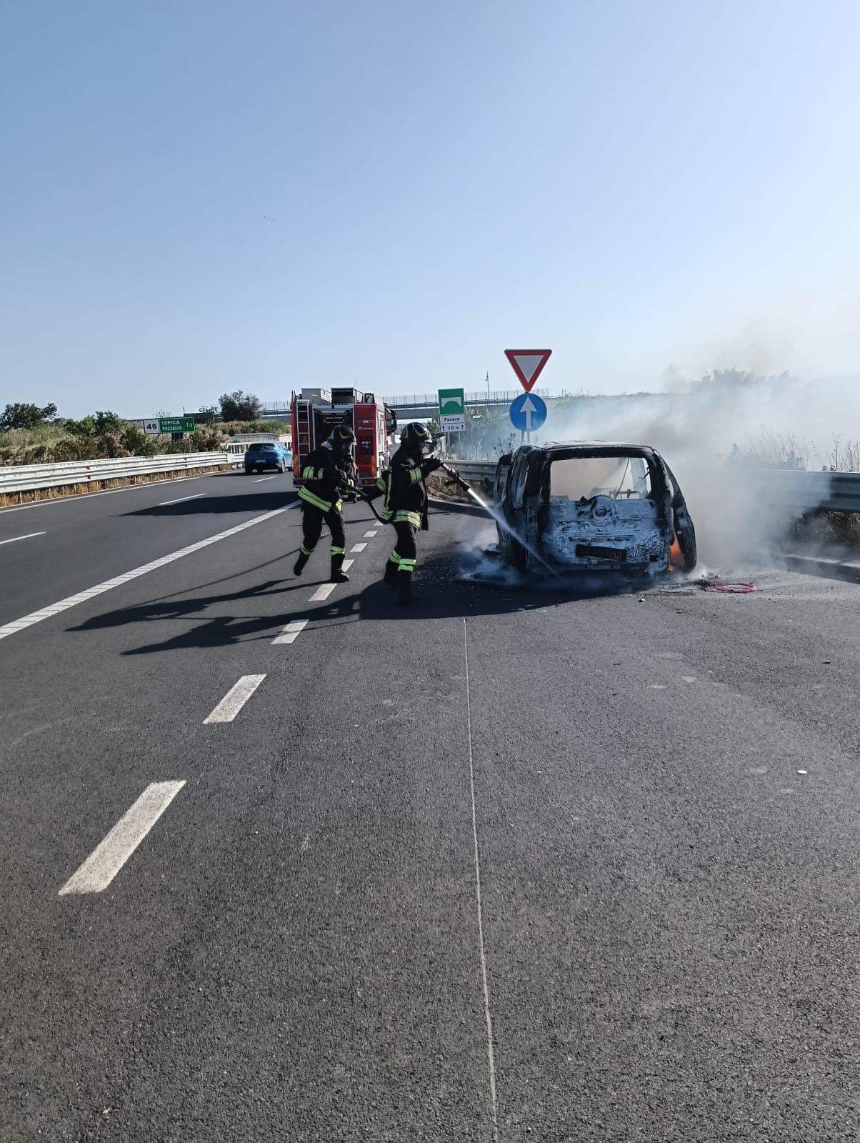 Va a fuoco un'auto sulla Modica-Siracusa, all'altezza dello svincolo per Ispica