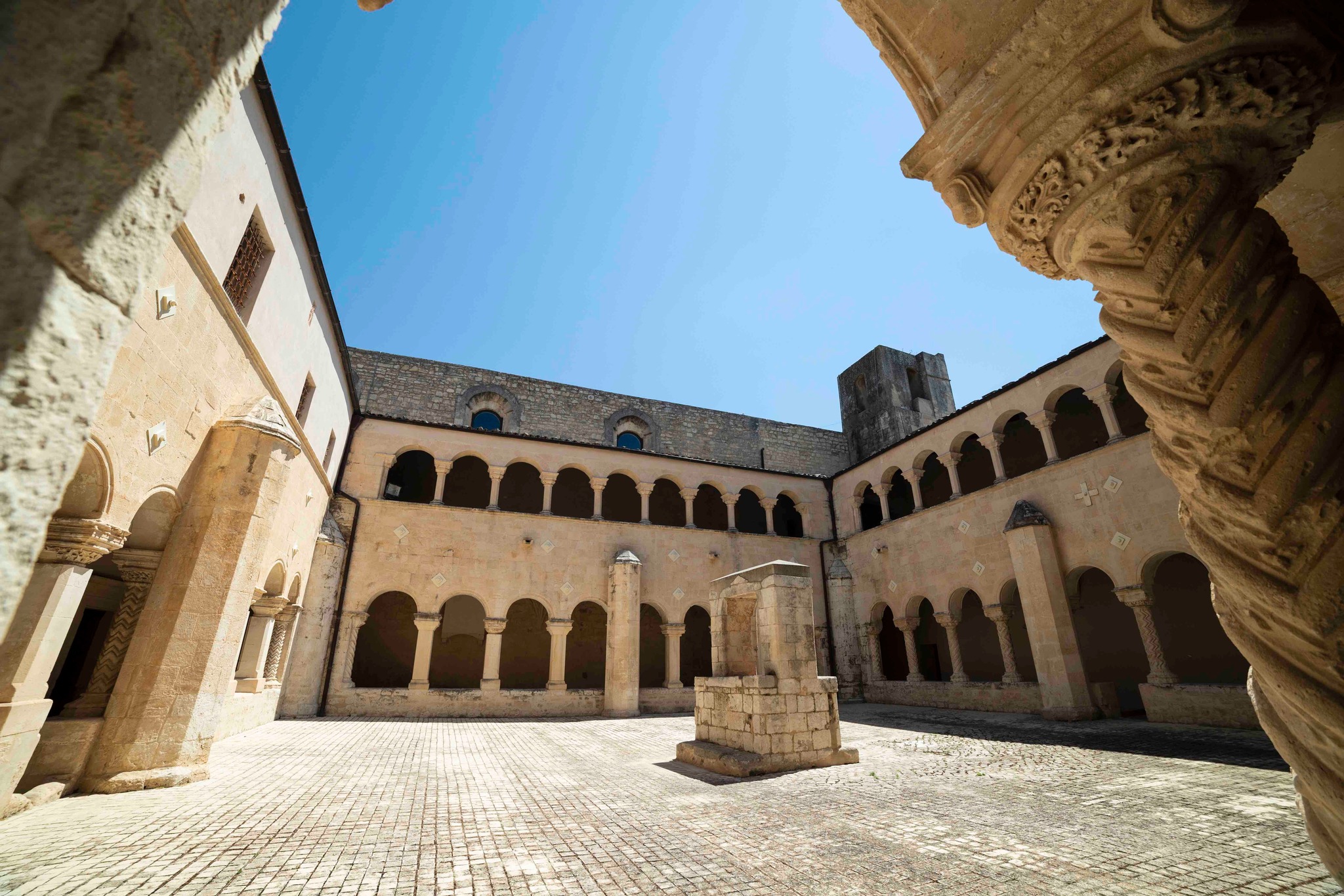 Modica e le tariffe per usufruire della chiesa e del chiostro di Santa Maria del Gesù per eventi privati