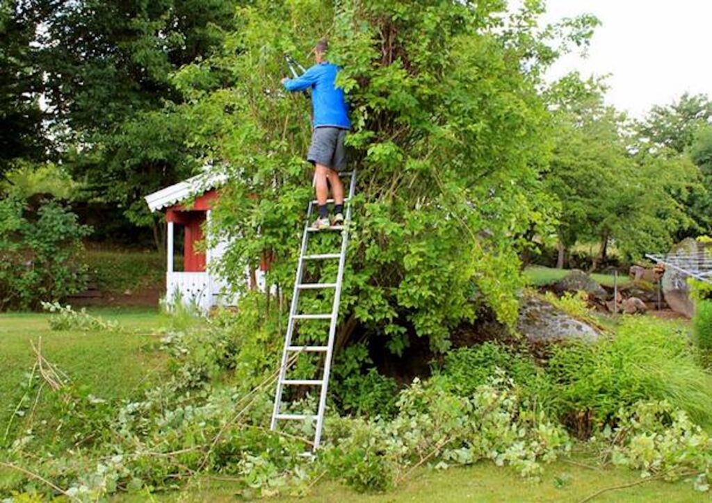 Scicli, cade dalla scala mentre esegue alcuni lavori: in elisoccorso a Catania