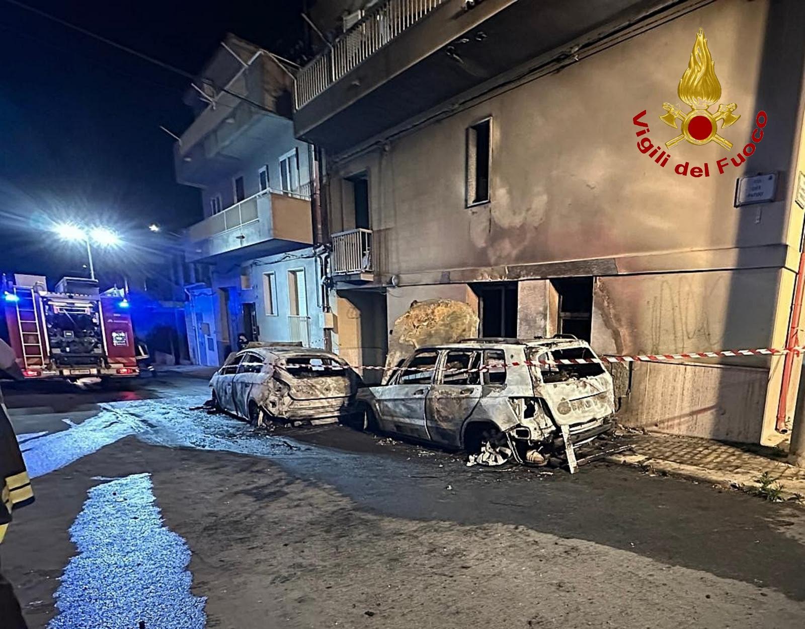 Incendiate due auto a Comiso, quattro intossicati