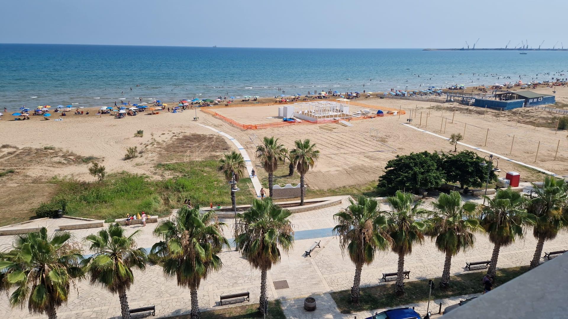 Il nuovo chalet a Pozzallo e la riduzione dello spazio pubblico in spiaggia