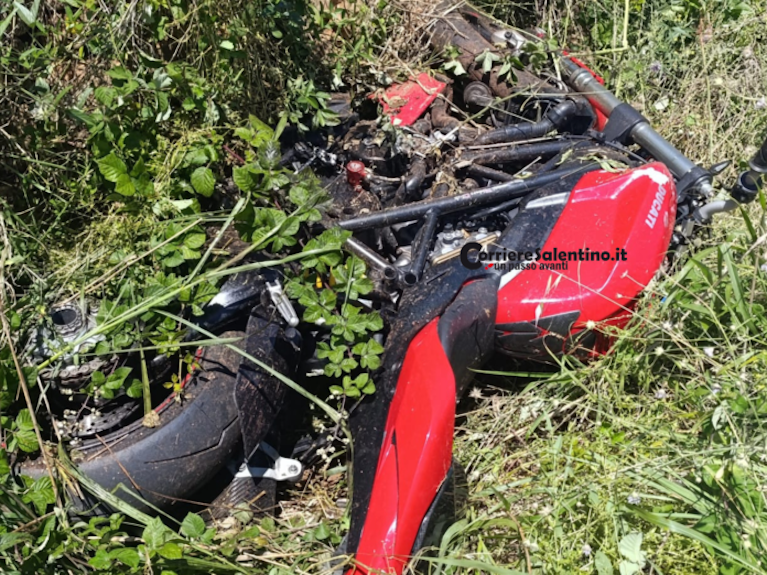 Motociclista muore in scontro con auto, caccia a pirata strada