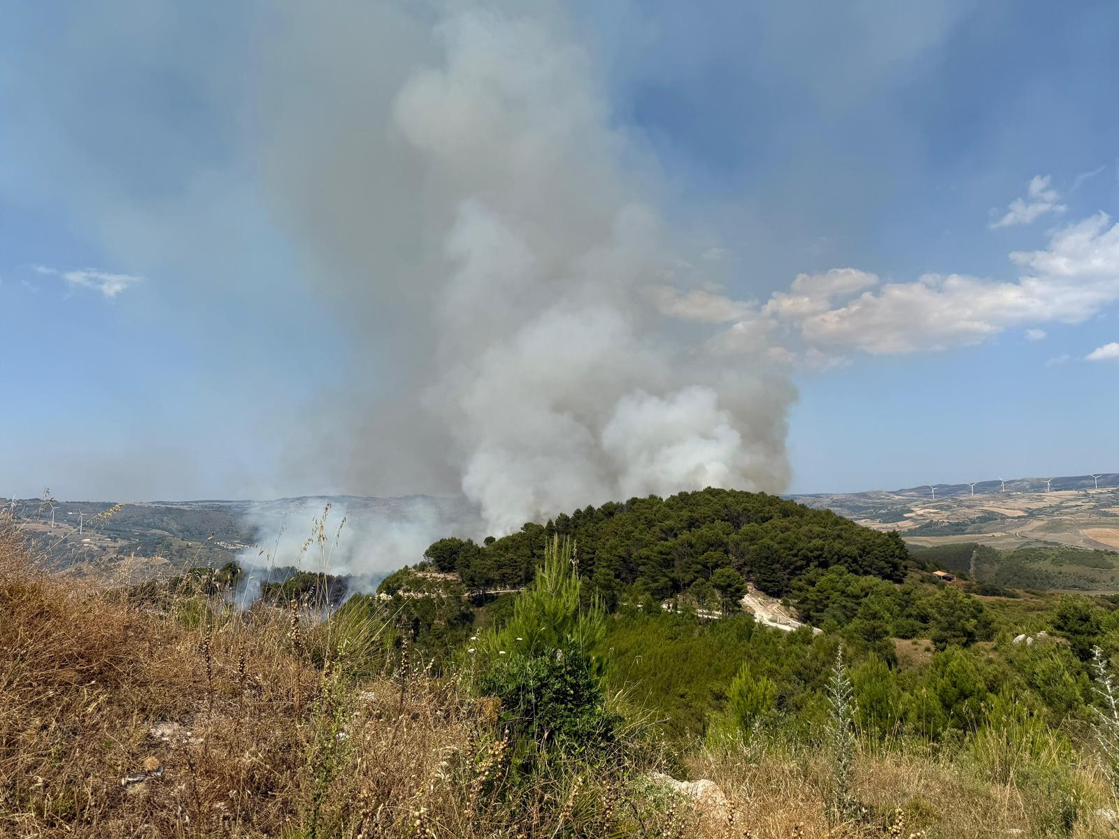 Ancora in fiamme dopo tre giorni il monte Casasia