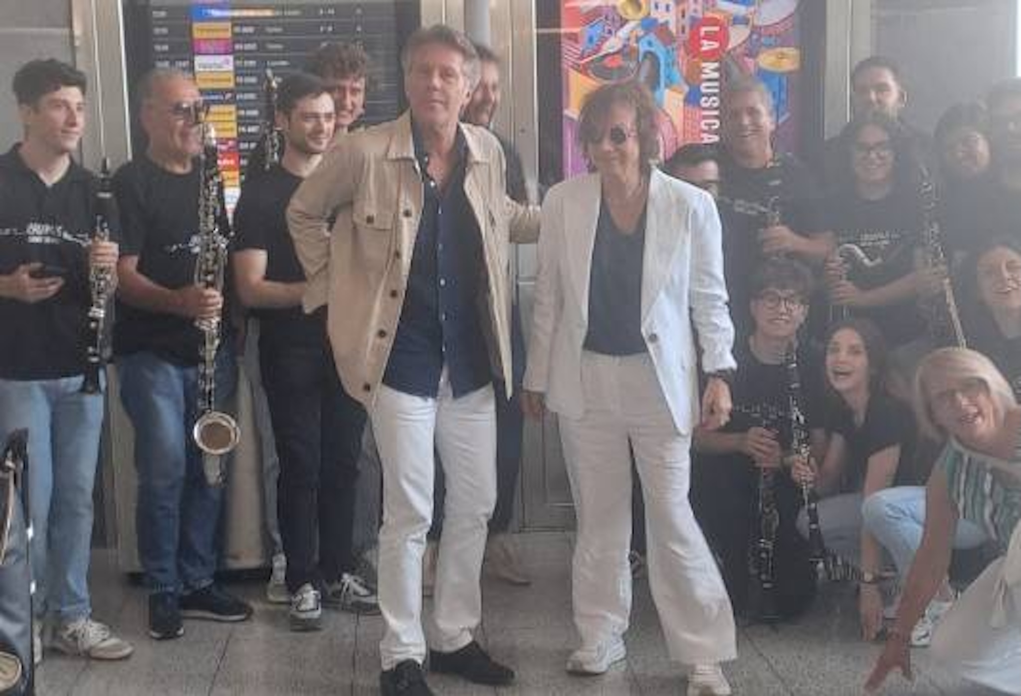 Gianna Nannini all’aeroporto di Catania, per lei la banda, ma c’è il principe di Savoia. VIDEO