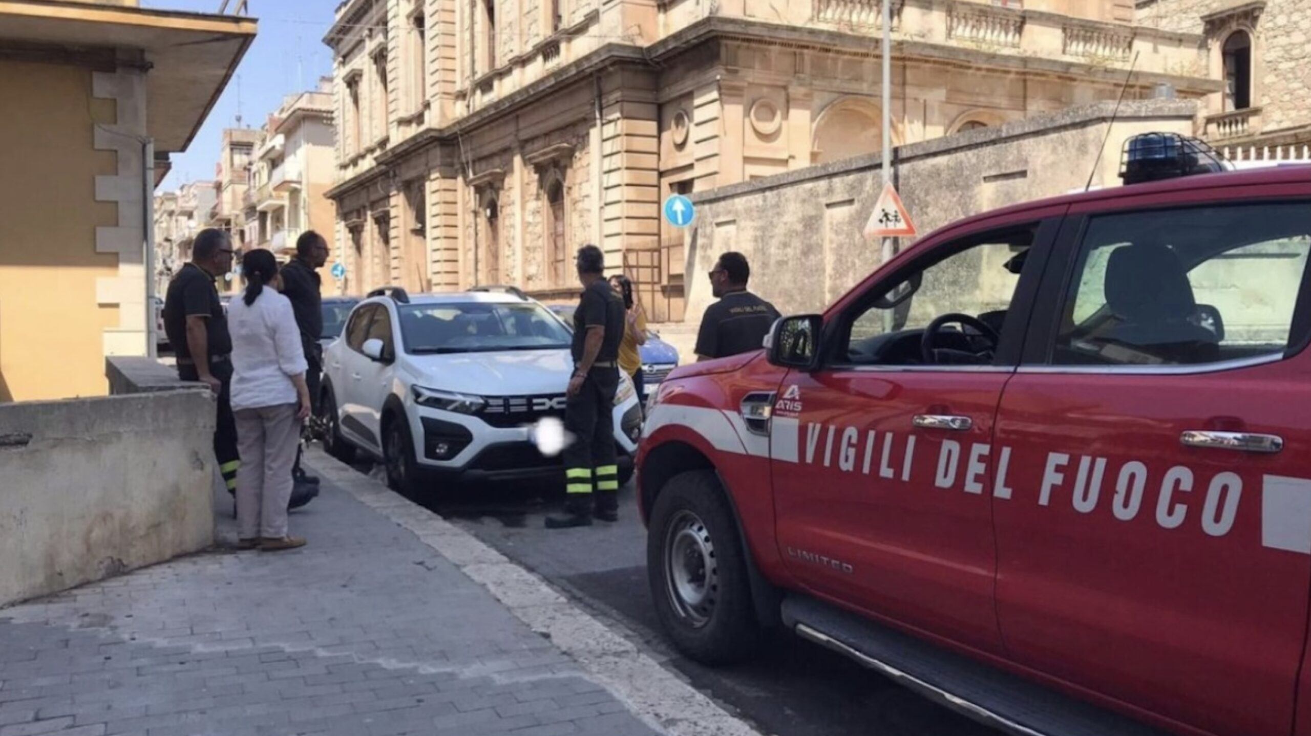 Ragusa, liberato un gattino rimasto intrappolato nel motore di un’auto