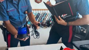 Lo spiritoso che girava in auto con la sirena blu delle forze dell’ordine