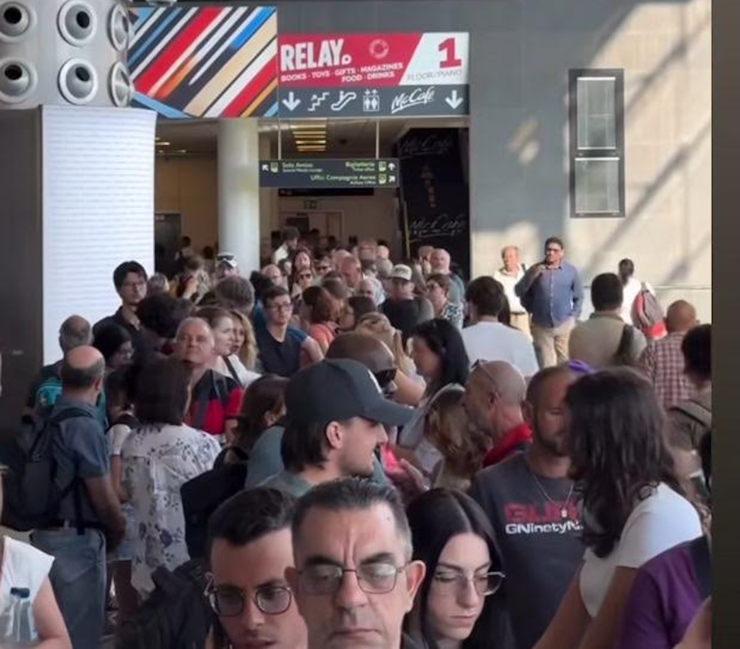Caos nei cieli siciliani: decine di voli dirottati da Catania a causa di una gru nel cantiere RFI