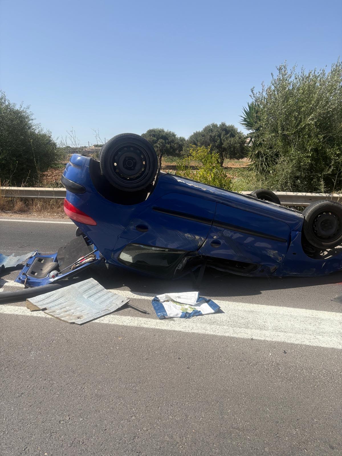 È autoscontro sulla circonvallazione di Donnalucata, una macchina cappotta. FOTO