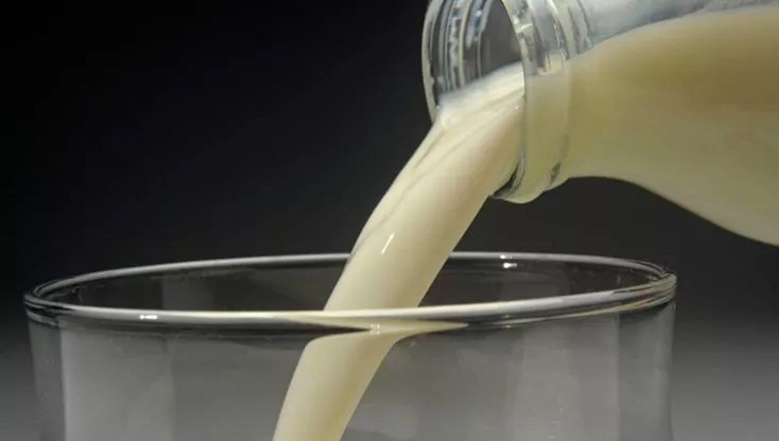 Vittoria, trova pezzi di vetro nella bottiglia di latte in plastica