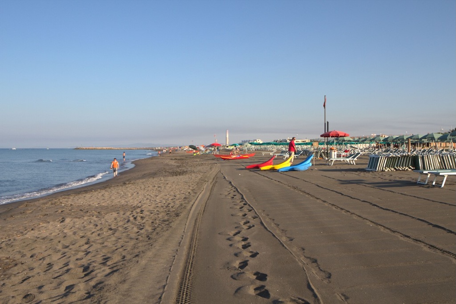 17enne scava una buca in spiaggia e muore sepolto sotto la sabbia