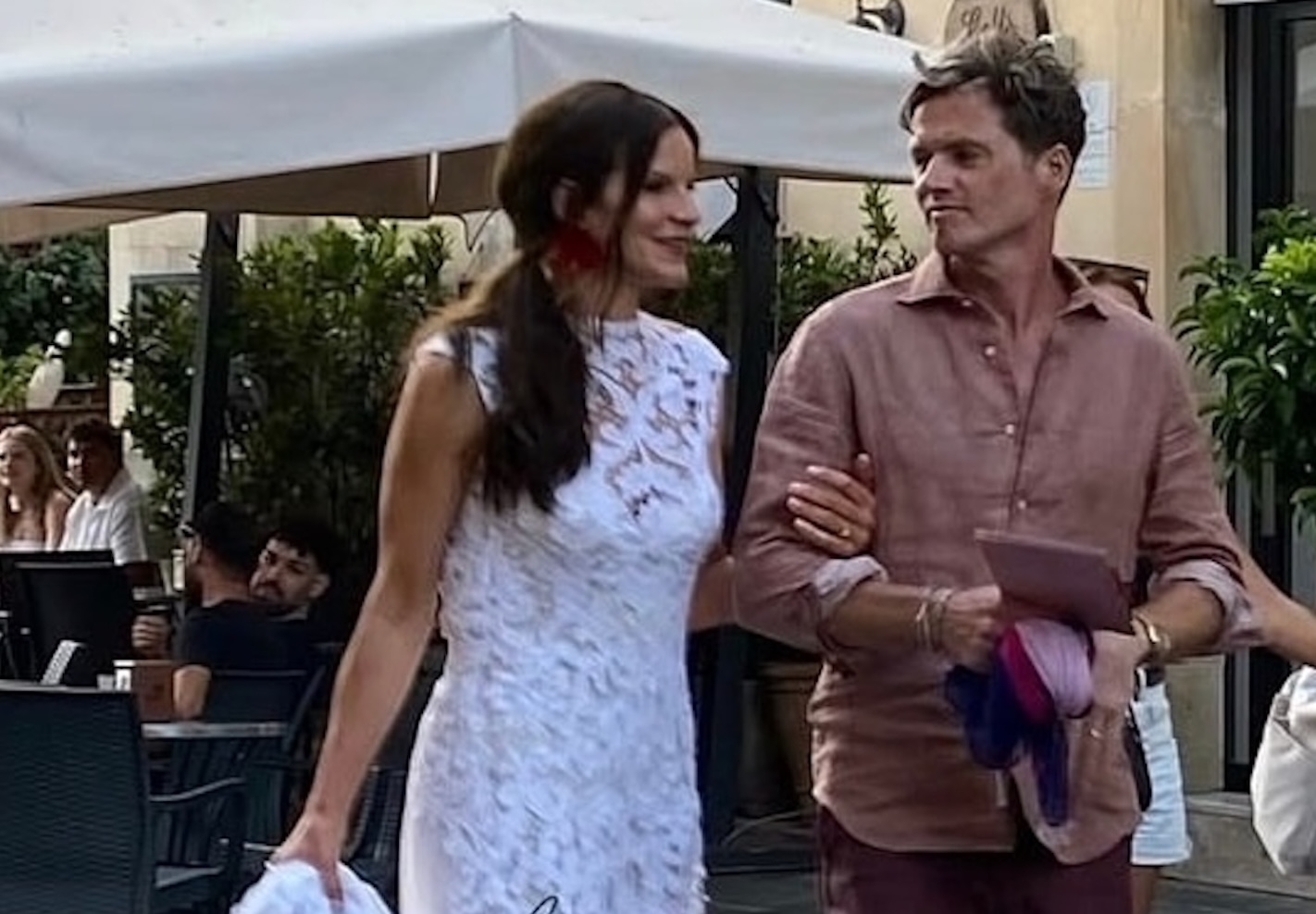 La figlia di Sting a spasso per Noto col futuro marito. Il matrimonio
