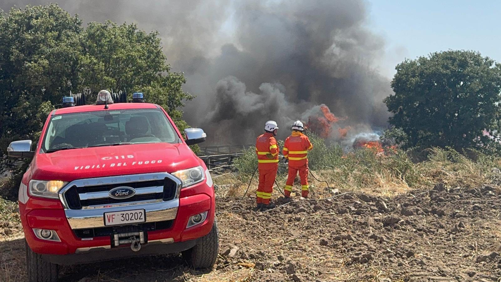 Spento il grande incendio in contrada San Filippo a Modica. Ingenti danni a un vivaio. La scintilla forse dall’alta tensione