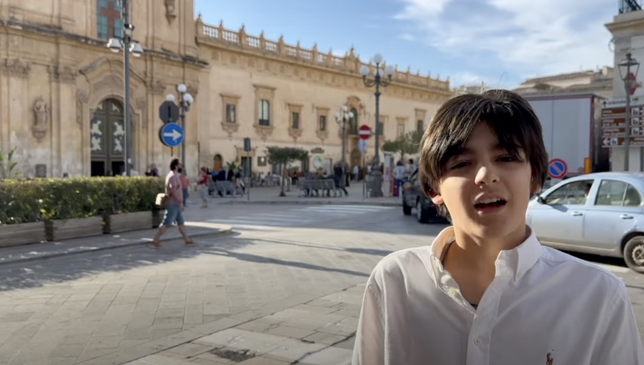 Ghigo ha 9 anni e fa il reportage dell’inaugurazione della mostra di Emilio Isgrò a Scicli