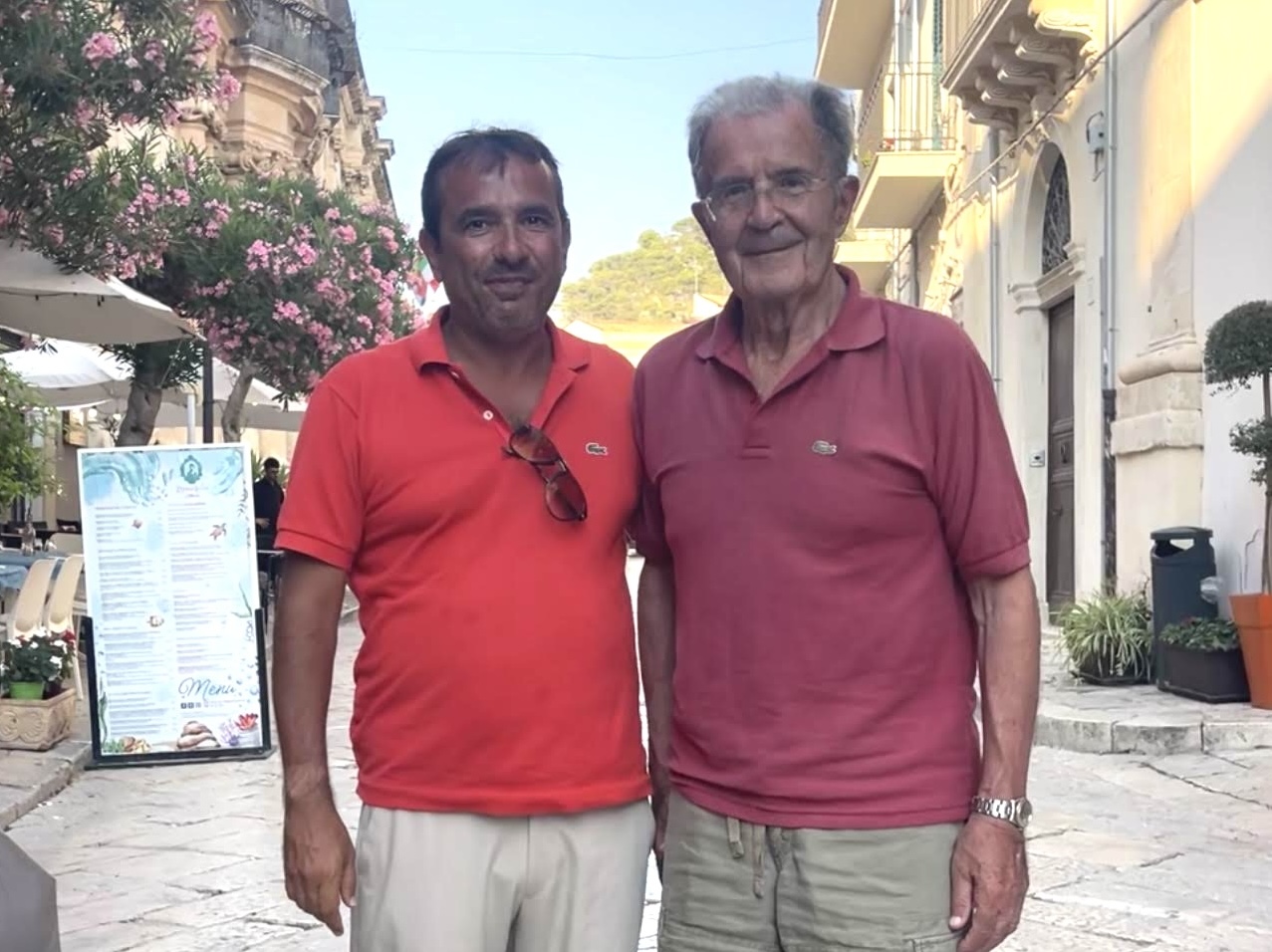 Una granita al mandarino. Romano Prodi a Peppe Savà: “Amo Scicli, amo salire alla chiesa di San Matteo”