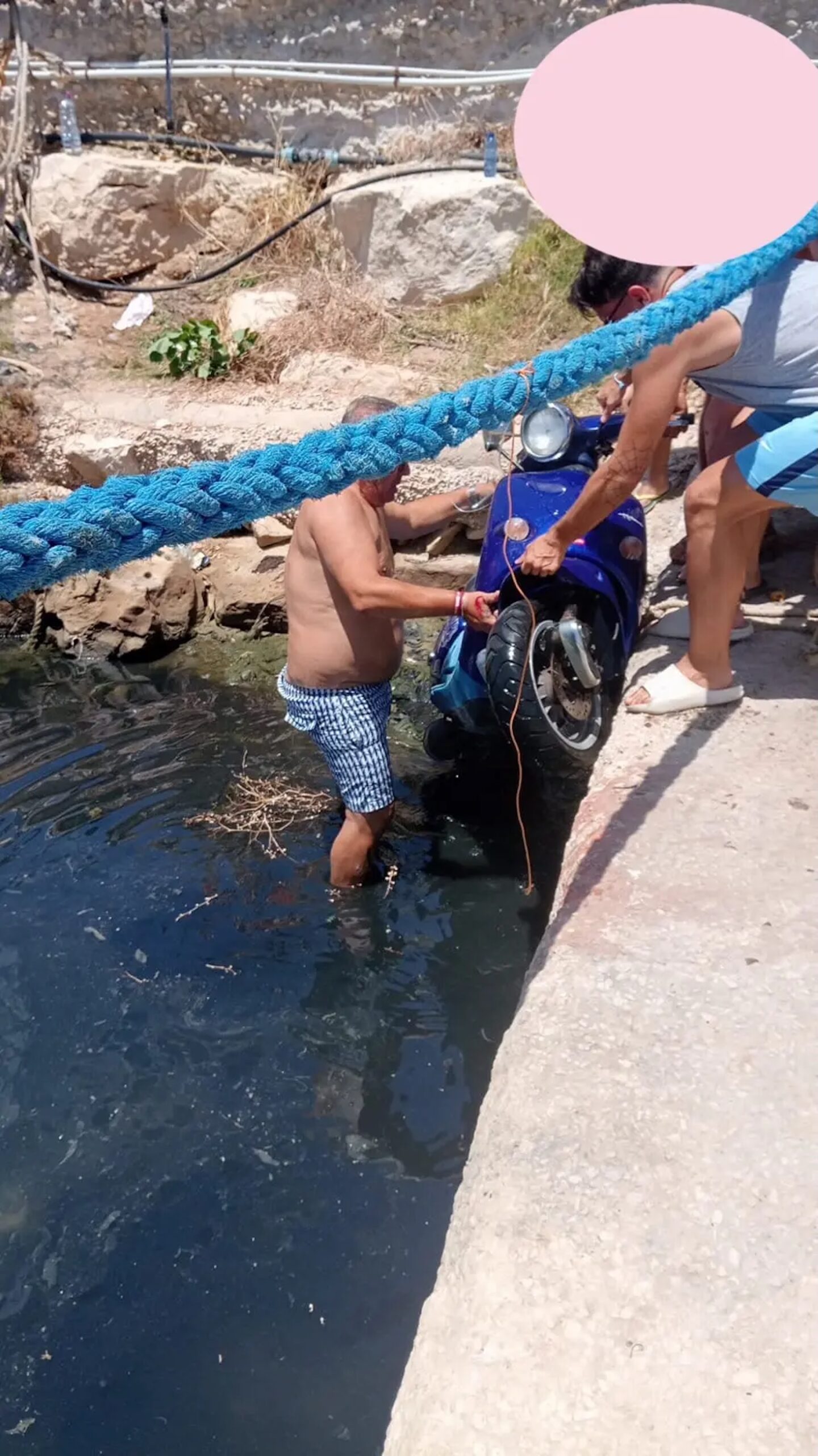 Scoglitti, apre la porta del suv e un centauro per evitare lo scontro finisce con lo scooter nell’acqua
