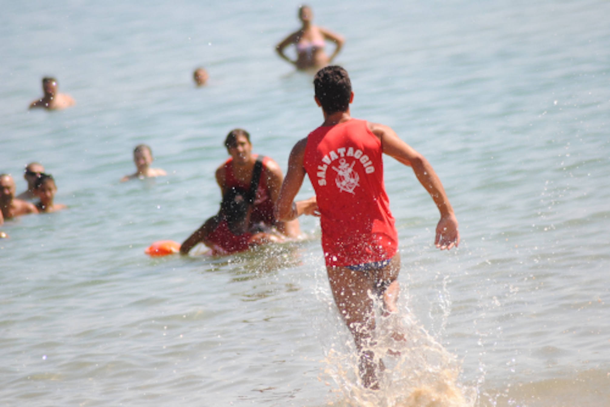 Sei persone rischiano di annegare nel ragusano, due bambine salvate. Mare mosso, rischiosissimo