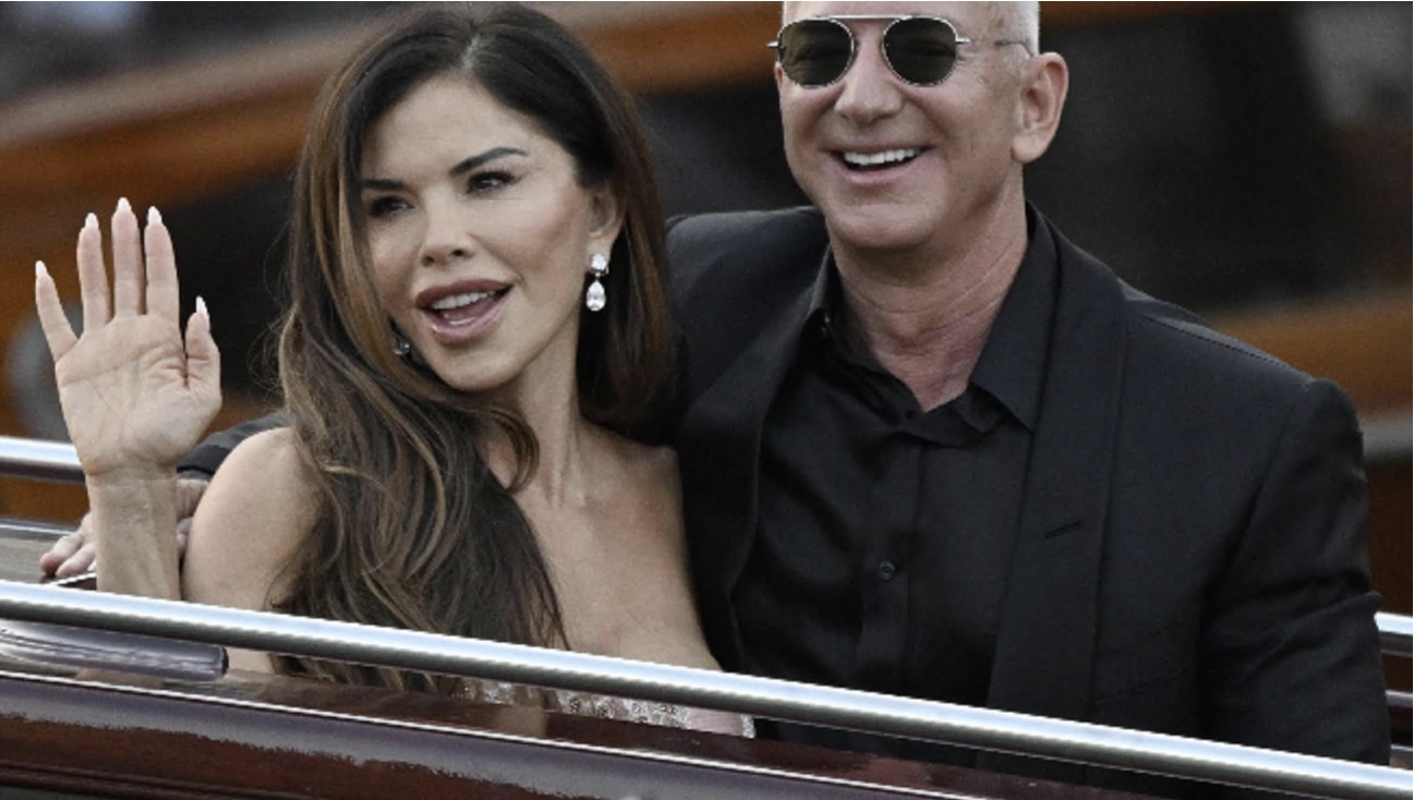 Jeff Bezos e Lauren a bordo di Koru fanno rotta su Taormina: luna di miele  in Sicilia