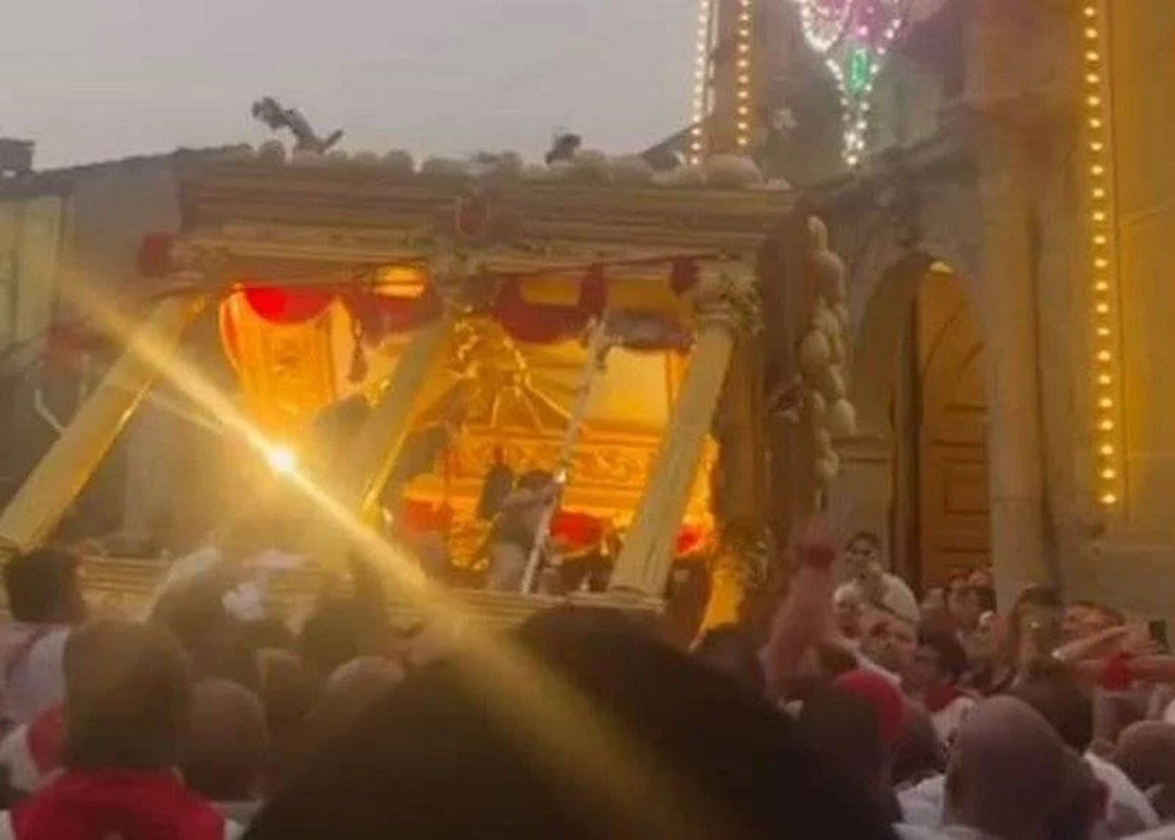 Il fercolo vacilla durante la processione del Santo, paura tra la folla. VIDEO