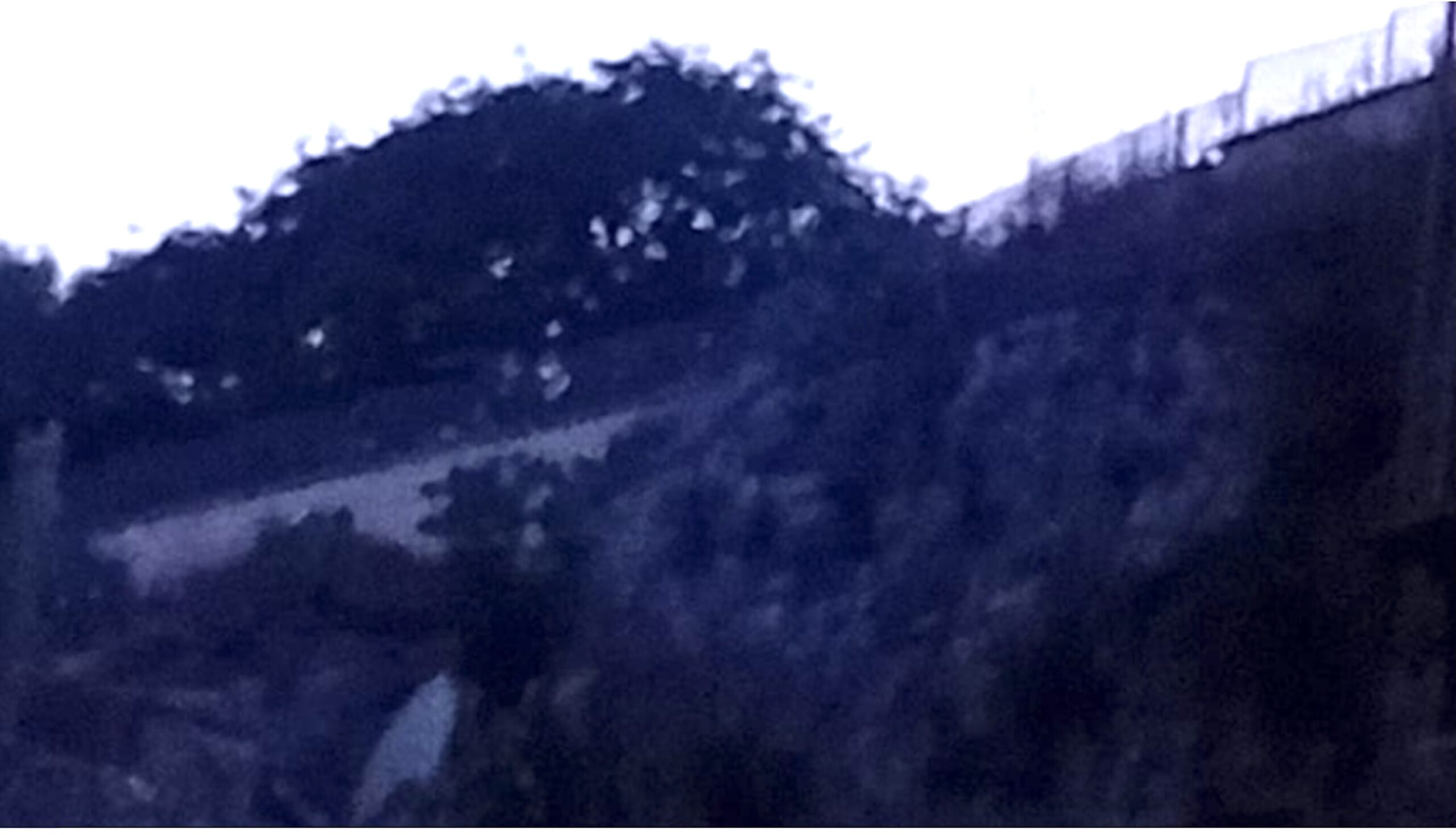 Modica, via Fontana: si stacca un masso da un costone roccioso e finisce sulla carreggiata