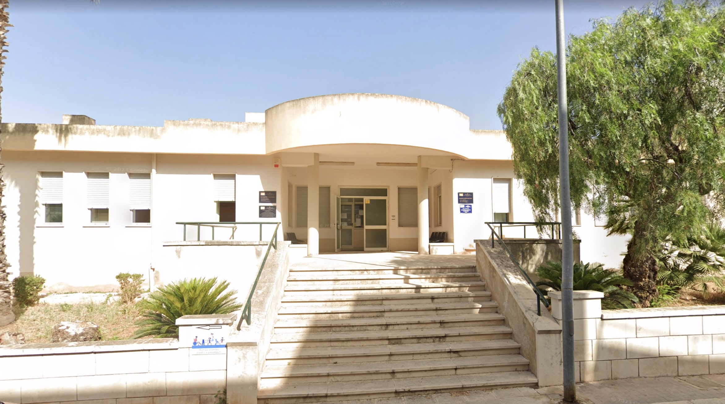 Il caldo infernale al Cup dell’azienda sanitaria di Ragusa a Ispica