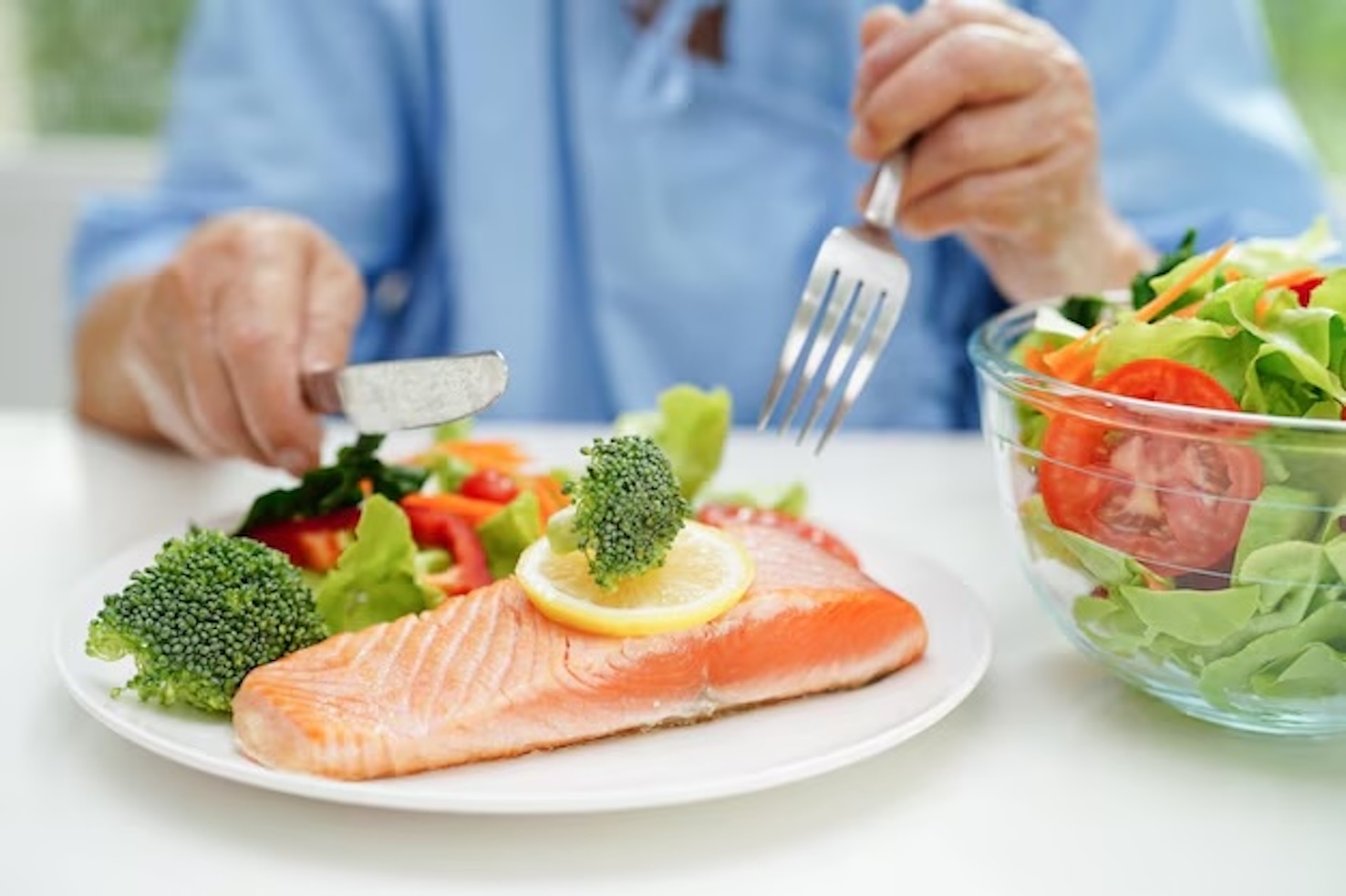 Ragusa, donna muore dopo aver mangiato salmone confezionato: scatta l’indagine dei NAS