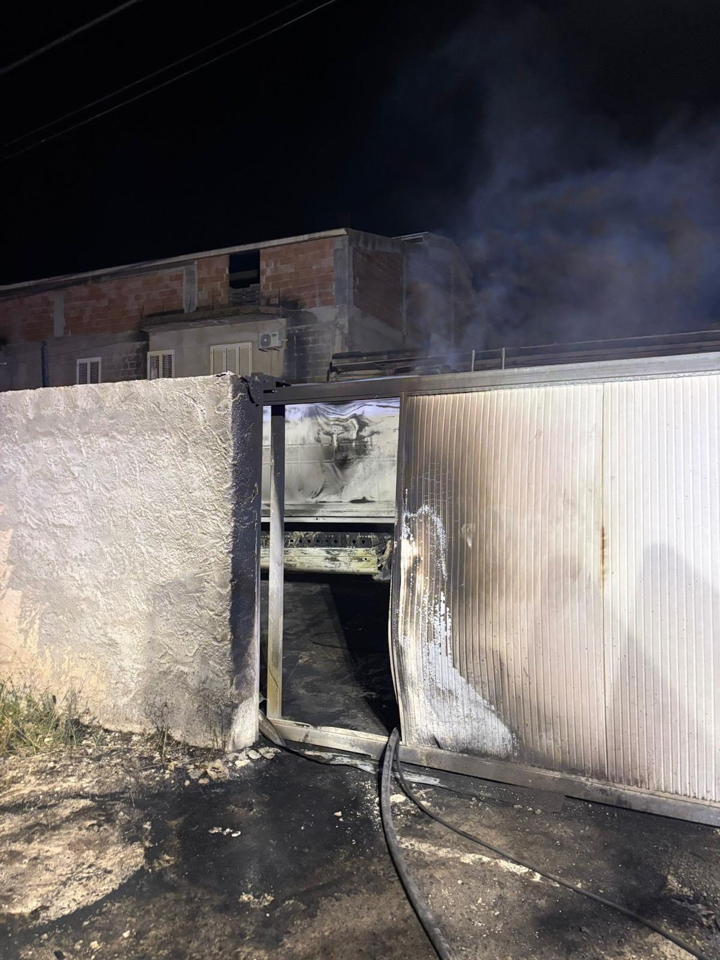 Incendiato autocompattatore della ditta Busso ad Acate