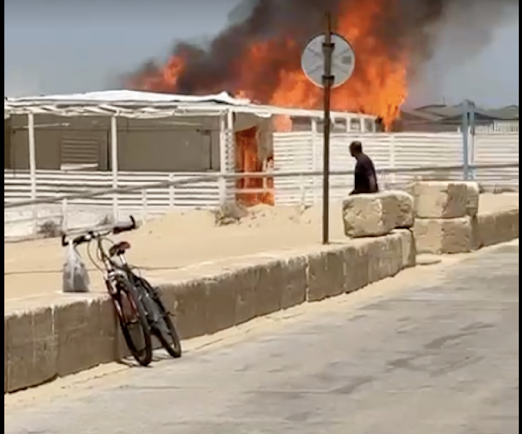 Incendio in uno chalet di Marina di Acate. VIDEO