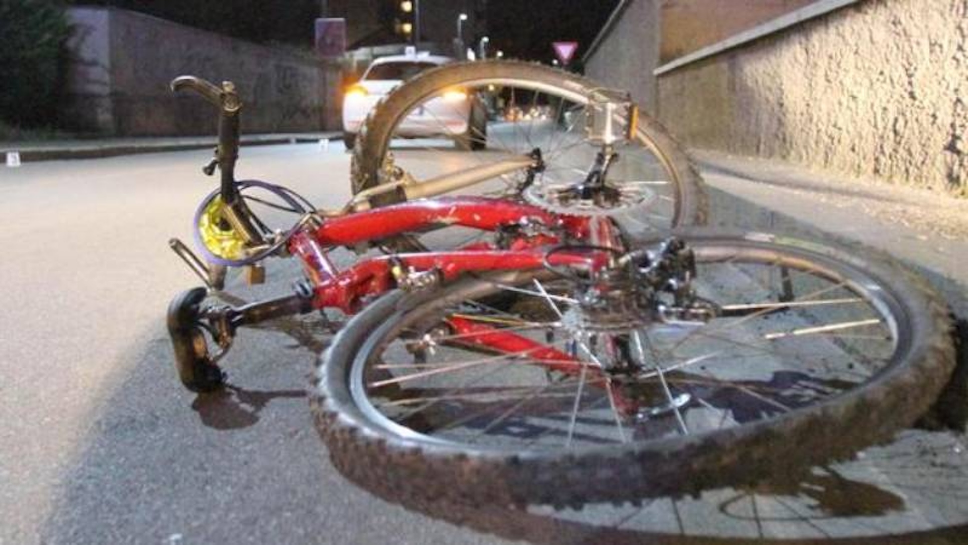 Cade da bici, grave bimbo di 8 anni. Il manubrio gli ha bucato lo stomaco dopo una frenata Cade da bici, grave bimbo di 8 anni. Il manubrio gli ha bucato lo stomaco dopo una frenata