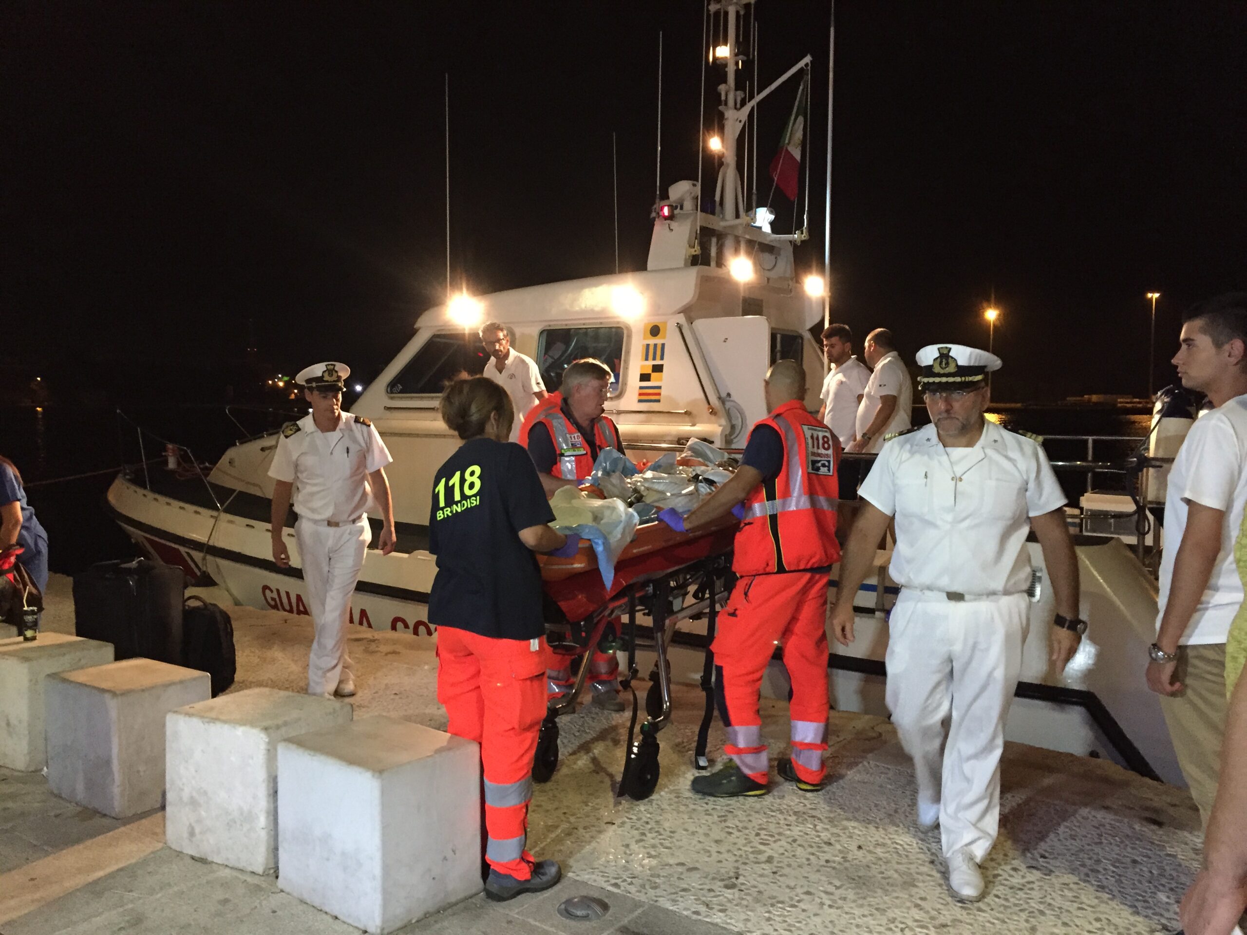 Pozzallo, un 29enne tunisino con febbre alta e convulsioni trasportato da un’imbarcazione al largo all’ospedale Maggiore di Modica