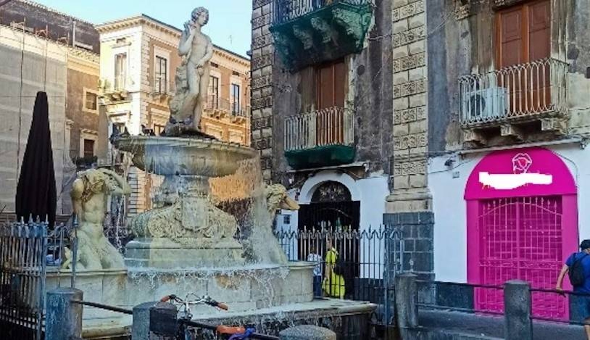 Quel colore fucsia per una gelateria nel centro storico di Catania. E la città finisce sul Times