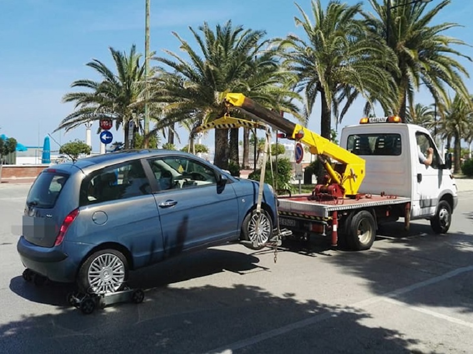 Marina di Ragusa, il carroattrezzi rimuove 5 auto per consentire la manovra allo stesso passo carrabile