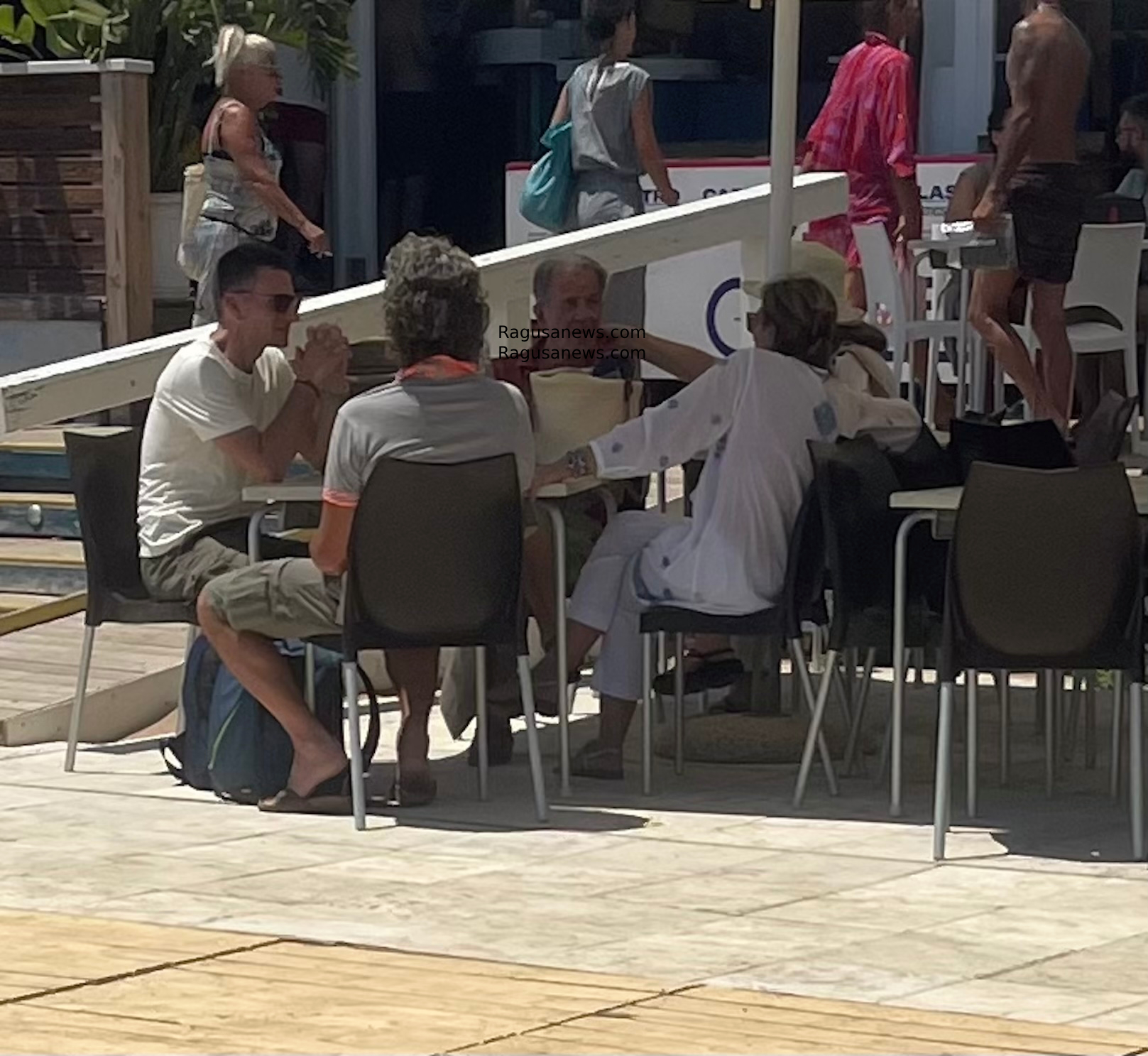 Romano Prodi in spiaggia a Sampieri