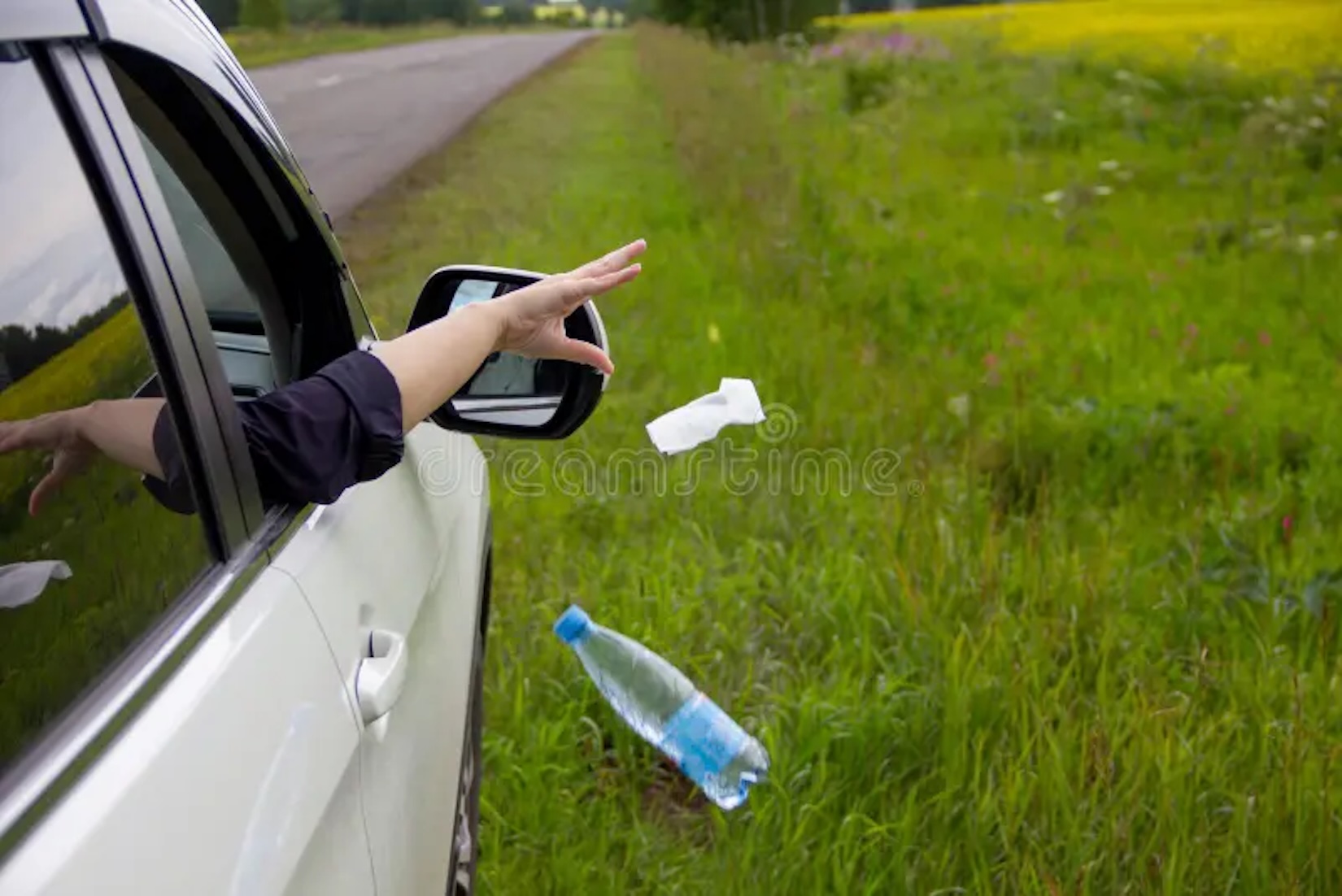 Donnalucata, lancia bottiglie di vetro dal finestrino dell’auto, inseguito e preso dalla Polizia Locale Donnalucata, lancia bottiglie di vetro dal finestrino dell’auto, inseguito e preso dalla Polizia Locale