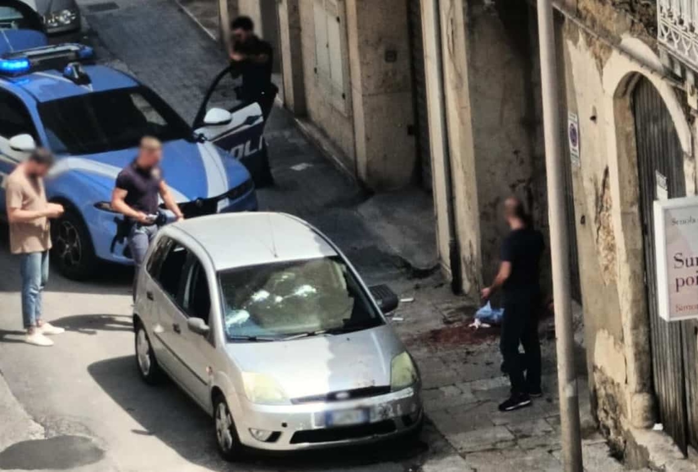 Ferito gravemente a un braccio, si accascia in un lago di sangue per strada: giallo a Vittoria
