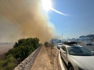Immagine rappresentativa di Grosso incendio all’ingresso di Marina di Modica, case evacuate. VIDEO