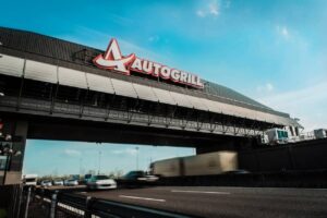 Immagine rappresentativa di Dimentica le bambine all’autogrill della A22: prese in carico dalla Polstrada