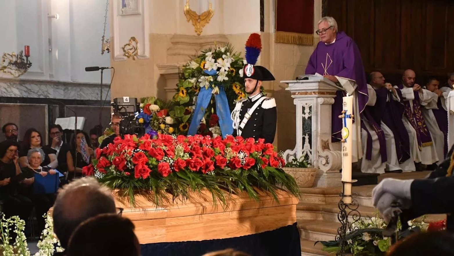 A Militello i funerali di Baudo, il vescovo: «Splende come una stella»